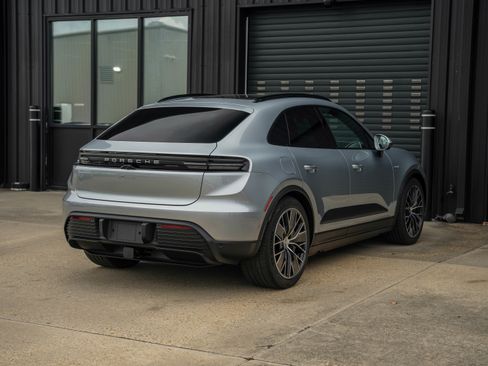Certified 2025 Porsche Macan Electric image 10