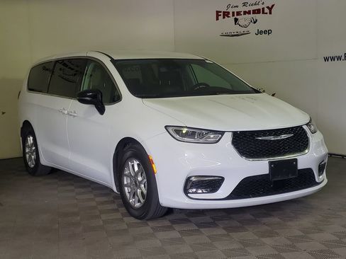 Used 2024 Chrysler Pacifica Touring-L FWD image 2