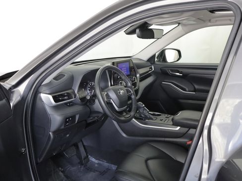 Used 2024 Toyota Highlander XLE AWD/4WD image 8