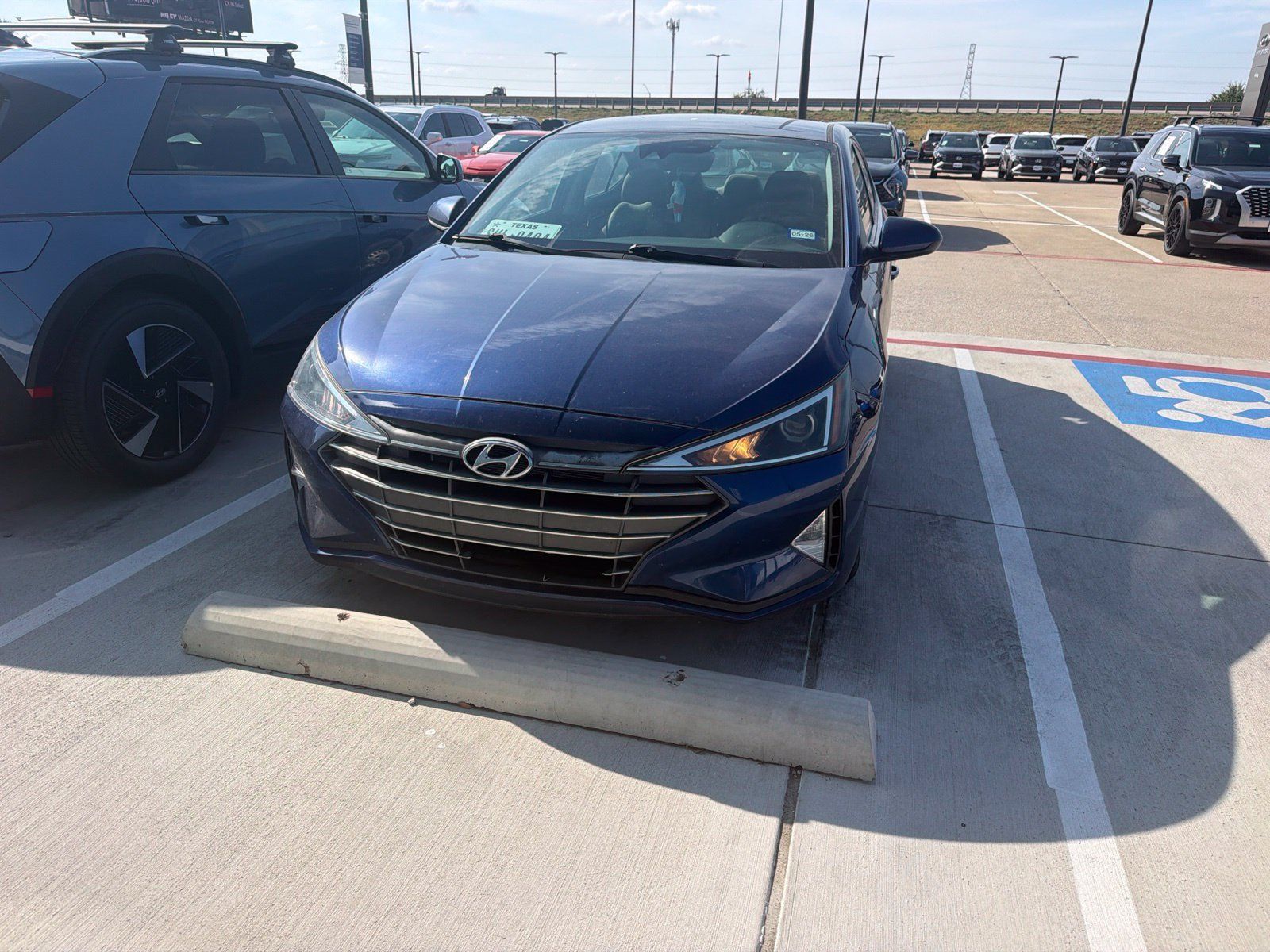 Used 2020 Hyundai Elantra SE w/ Cargo Package (C1) FWD image 2