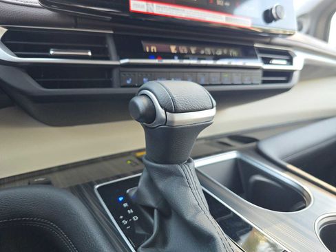 Certified 2024 Toyota Sienna Platinum FWD image 39