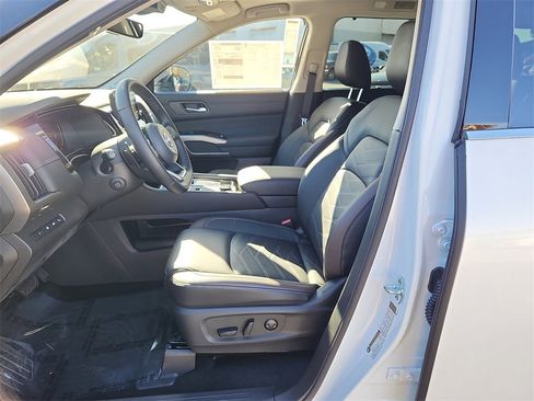 New 2025 Nissan Pathfinder Platinum image 6