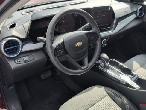 Used 2025 Chevrolet Trax LT FWD image 12