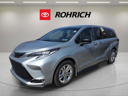 Used 2021 Toyota Sienna XSE image 1