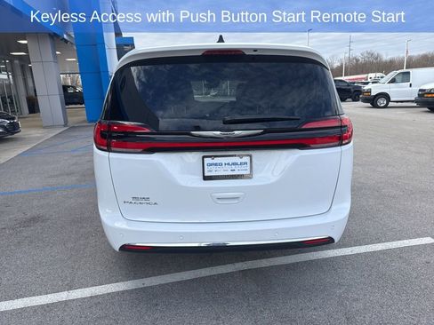 Used 2025 Chrysler Pacifica Select image 4