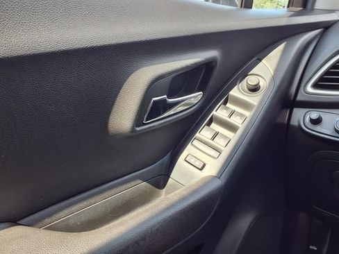 Used 2020 Chevrolet Trax LT w/ Driver Confidence Package FWD image 18