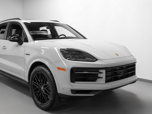 Certified 2026 Porsche Cayenne E-Hybrid AWD/4WD image 9