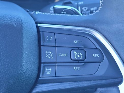 Used 2023 Jeep Grand Cherokee L Laredo image 25