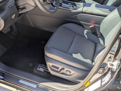 New 2025 Toyota Crown Signia image 4