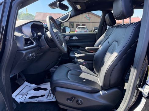 Used 2025 Chrysler Pacifica Select FWD image 25