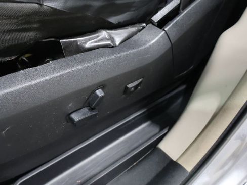 Used 2014 Chrysler Town & Country Touring image 12