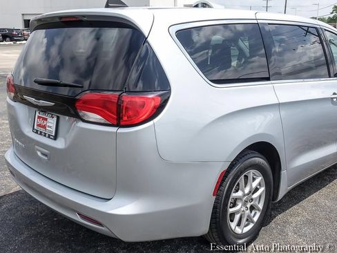 Used 2022 Chrysler Voyager LX FWD image 8