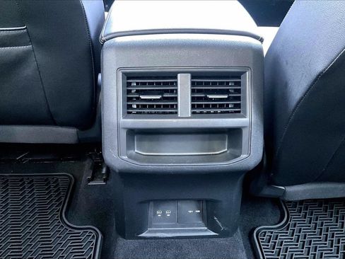 Used 2022 Volkswagen Atlas Cross Sport SE w/ Panoramic Sunroof Package AWD/4WD image 16