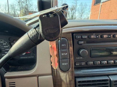 Used 2005 Ford Explorer Eddie Bauer image 19