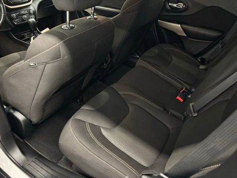 Used 2017 Jeep Cherokee Latitude FWD image 10