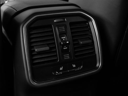 Used 2025 Porsche Macan image 41