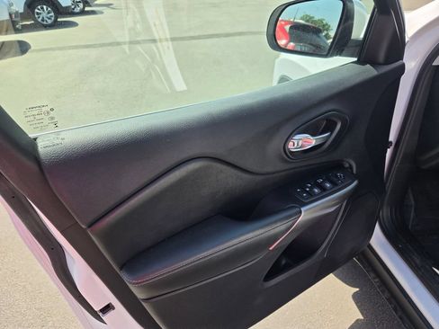 Used 2019 Jeep Cherokee Latitude w/ Popular Appearance Group AWD/4WD image 4