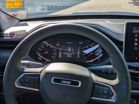 Used 2024 Jeep Compass Latitude w/ Convenience Group image 24