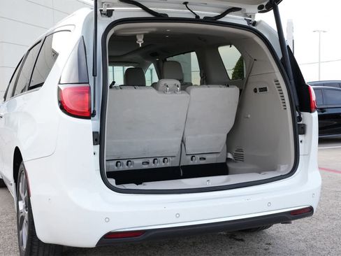 Used 2018 Chrysler Pacifica Limited w/ Tire & Wheel Group image 21