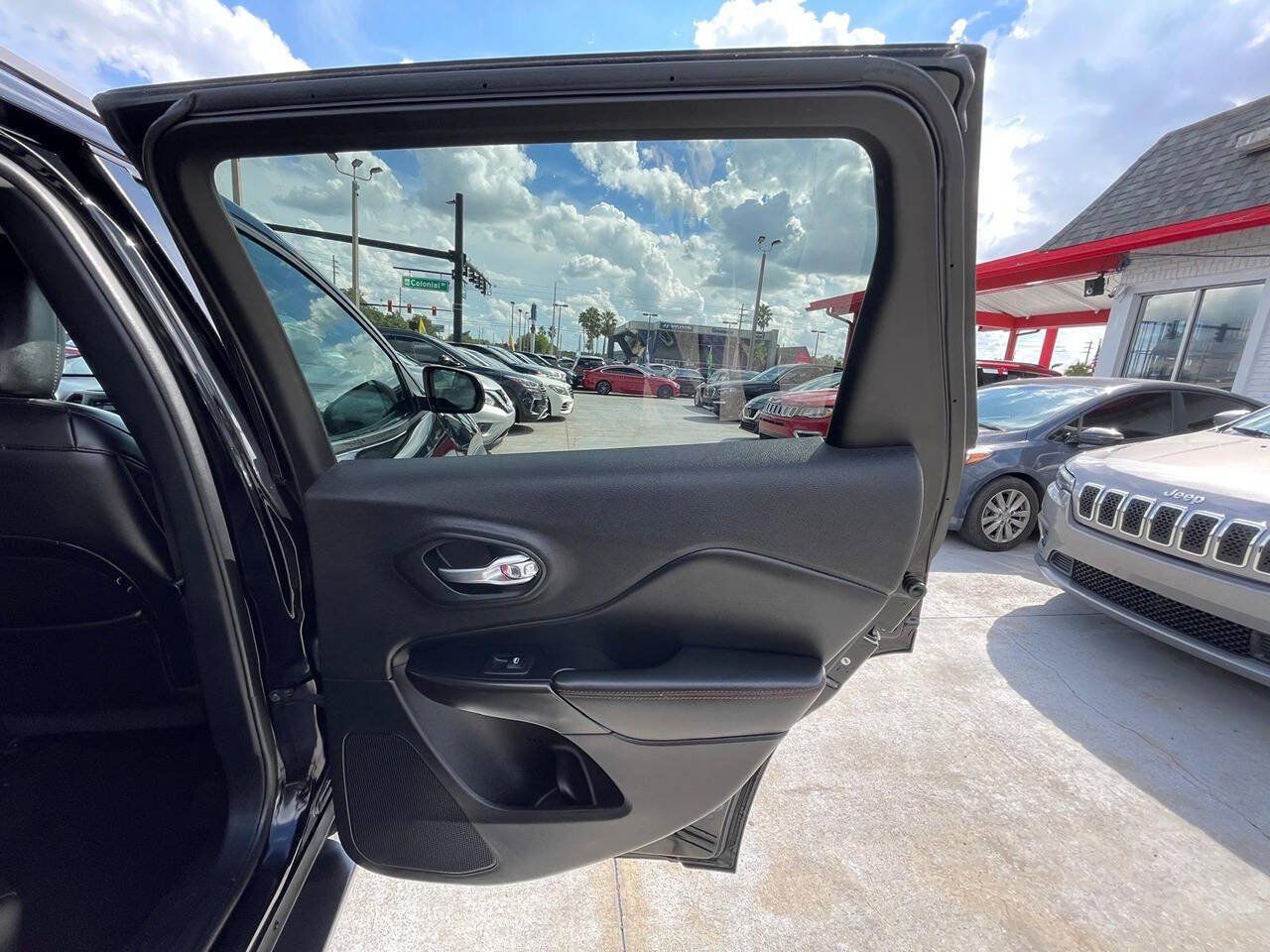 Used 2021 Jeep Cherokee Trailhawk w/ Sun, Sound & Nav Group AWD/4WD image 5