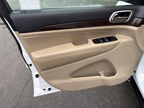 Used 2018 Jeep Grand Cherokee Laredo RWD image 13