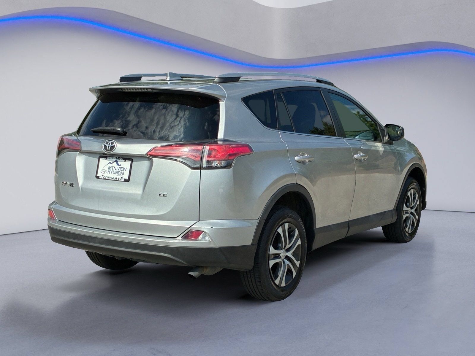 Used 2018 Toyota RAV4 LE FWD image 6