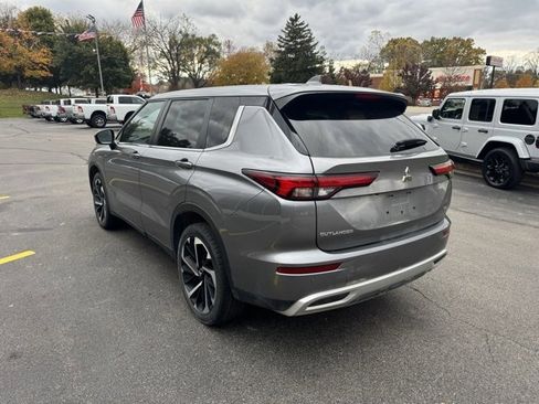 Used 2023 Mitsubishi Outlander SE image 5