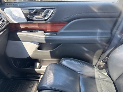 Used 2022 Lincoln Navigator Reserve AWD/4WD image 21