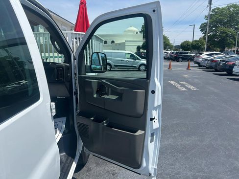 Used 2016 Chevrolet Express 2500 RWD image 17