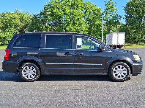 Used 2014 Chrysler Town & Country Touring FWD image 10