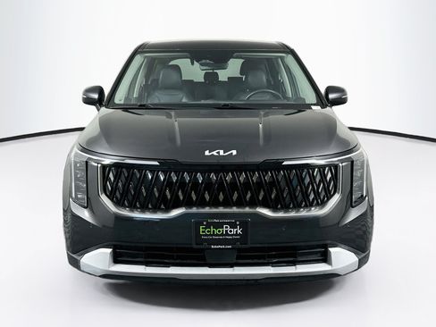 Used 2025 Kia Carnival FWD image 2