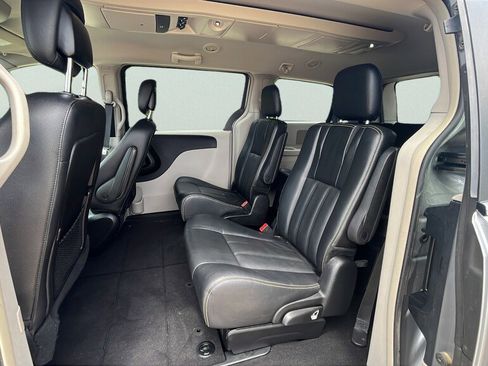 Used 2015 Chrysler Town & Country Touring FWD image 17