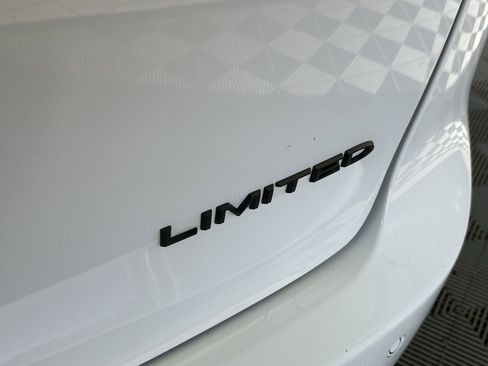 Used 2025 Chrysler Pacifica Limited image 18