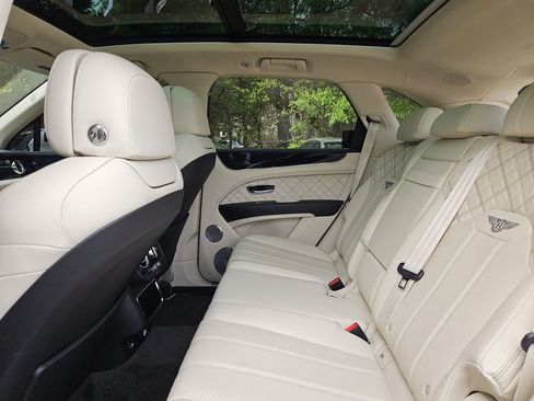 Used 2021 Bentley Bentayga image 30
