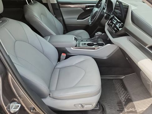 Used 2022 Toyota Highlander Limited FWD image 12