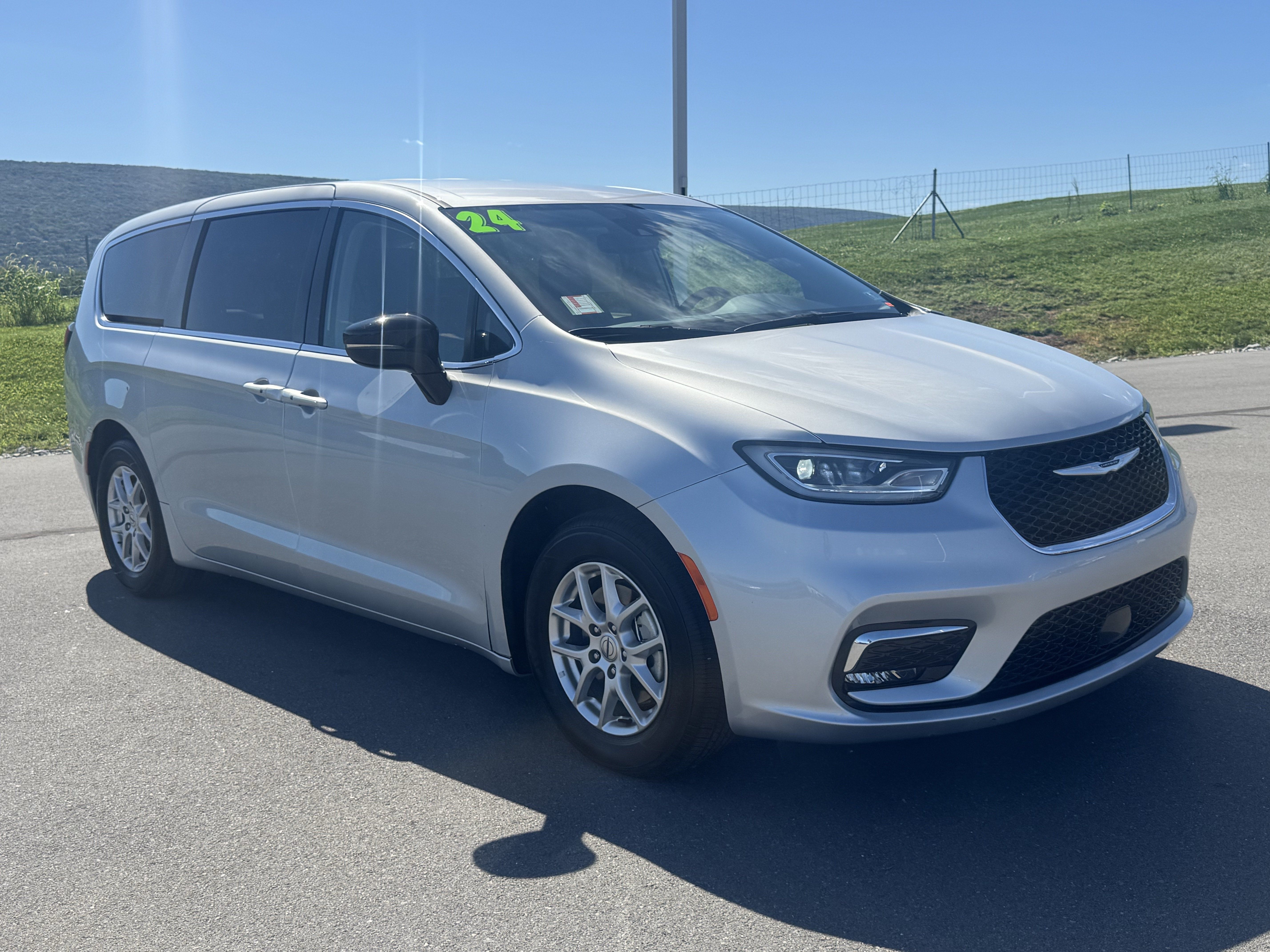 Used 2024 Chrysler Pacifica Touring-L FWD image 1