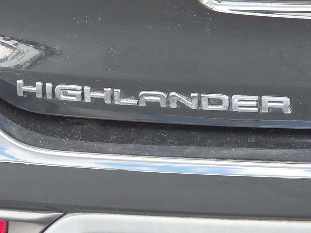 Used 2022 Toyota Highlander XLE FWD image 15