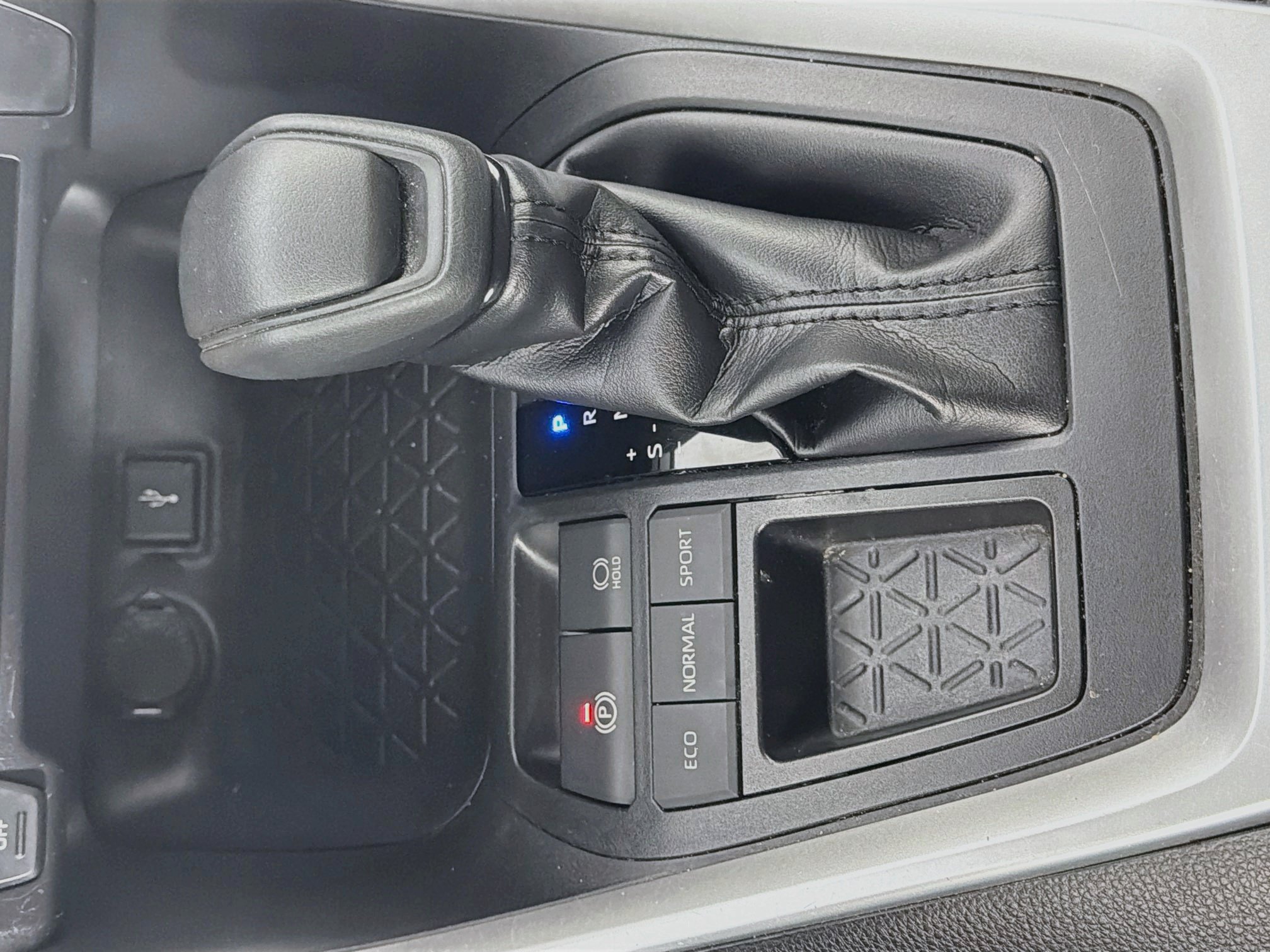 Used 2020 Toyota RAV4 LE w/ Carpet Mat Package FWD image 24