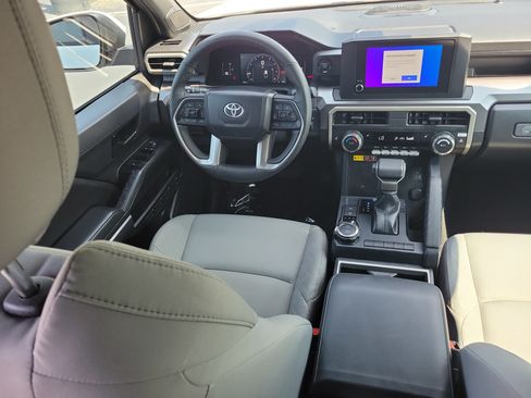 Certified 2025 Toyota Tacoma SR5 AWD/4WD image 18
