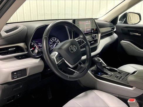 Used 2022 Toyota Highlander XLE AWD/4WD image 14