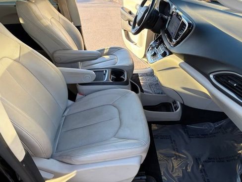Used 2021 Chrysler Pacifica Touring-L FWD image 28