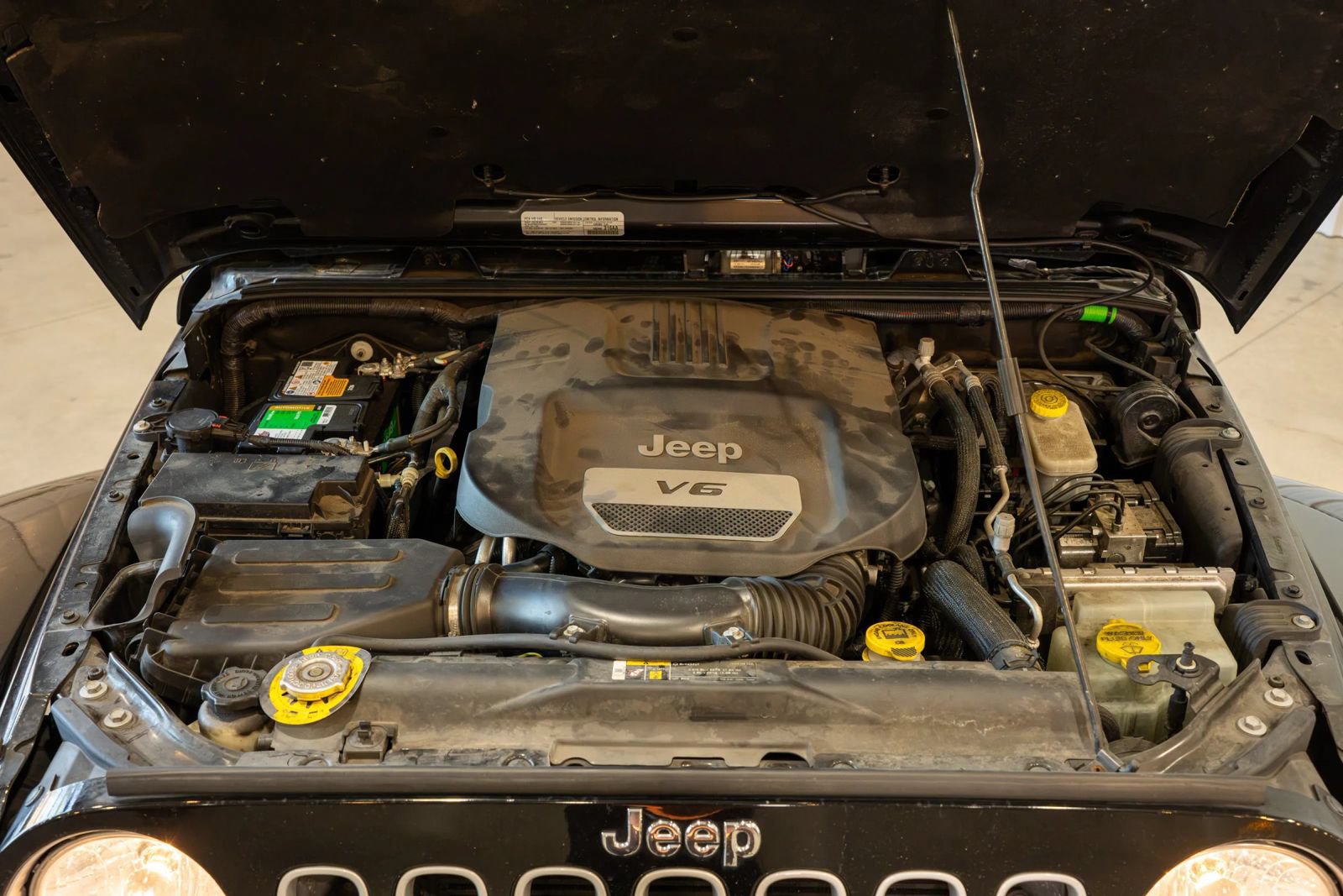 Used 2018 Jeep Wrangler Unlimited Sahara w/ Connectivity Group AWD/4WD image 16
