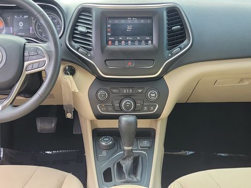 Used 2019 Jeep Cherokee Latitude w/ Popular Appearance Group AWD/4WD image 28