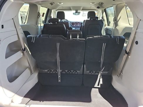 Used 2023 Chrysler Pacifica Touring-L FWD image 11