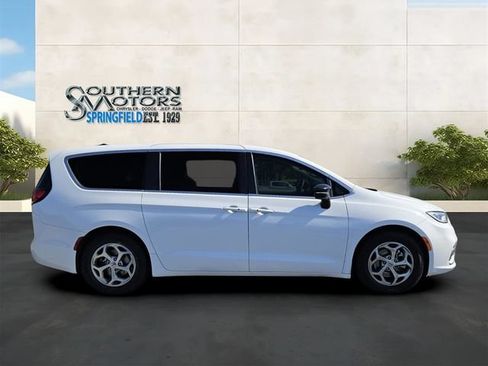 Used 2024 Chrysler Pacifica Limited FWD image 6