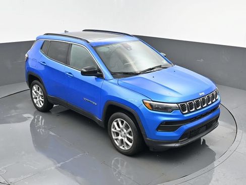Used 2024 Jeep Compass Latitude w/ Sun and Sound Group AWD/4WD image 21