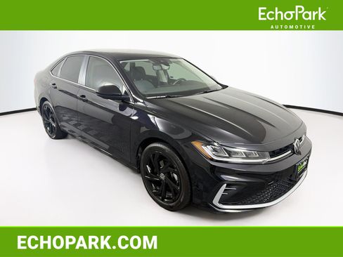 Used 2025 Volkswagen Jetta SE FWD image 1