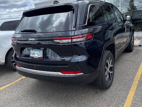 Used 2023 Jeep Grand Cherokee Limited w/ Trailer Tow Prep Group (B) AWD/4WD image 2