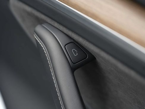 Used 2023 Tesla Model Y AWD image 36