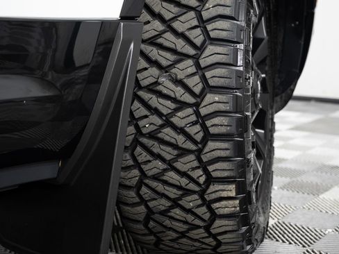 Used 2024 Land Rover Defender 110 SE image 44